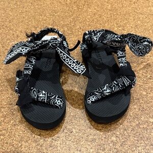 Women’s Arizona Loce Thekky Black Bandana Print Adjustable Strap Sandals